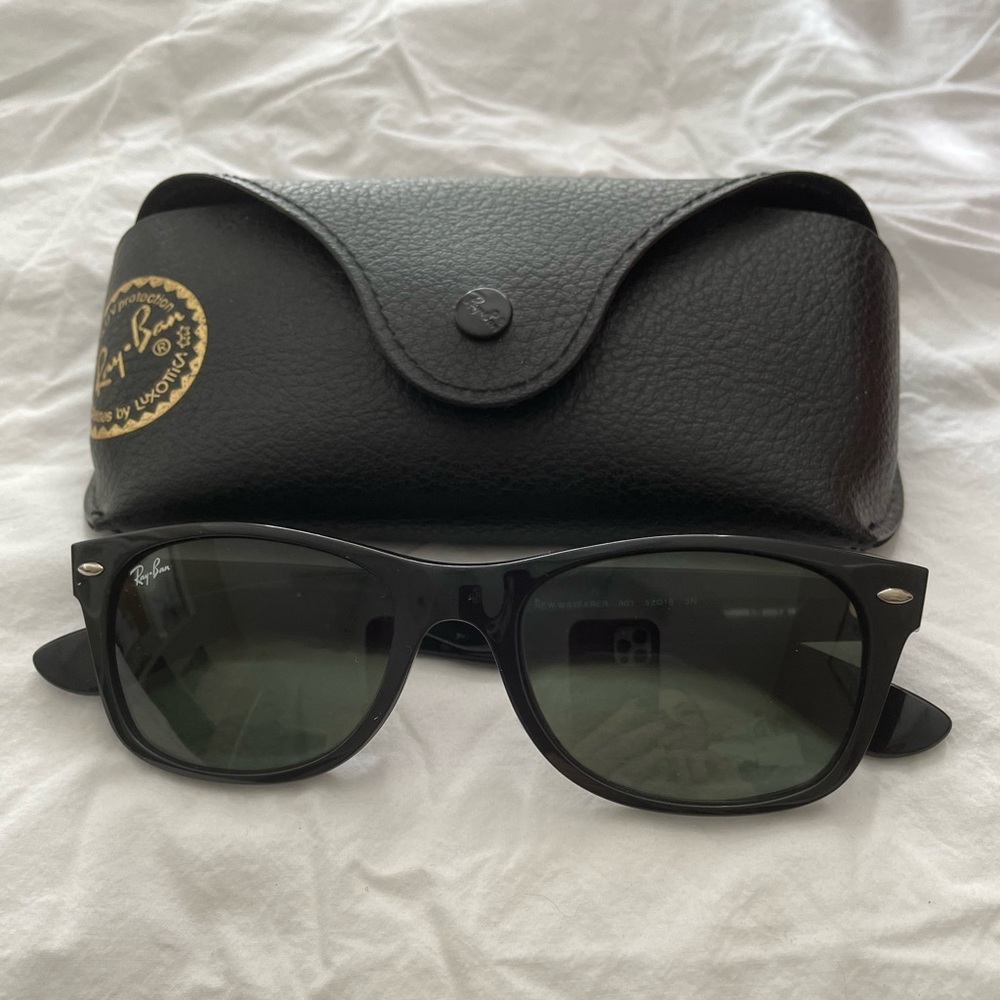 Black Ray-bans